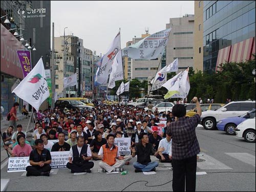 이랜드 계열사 불매운동이 벌어진 지난 18일(토) 지역 참여단체와 홈에버 천안점은 장기화되는 불매운동으로 인한 갈등이 고조되는 양상을 보였다. 